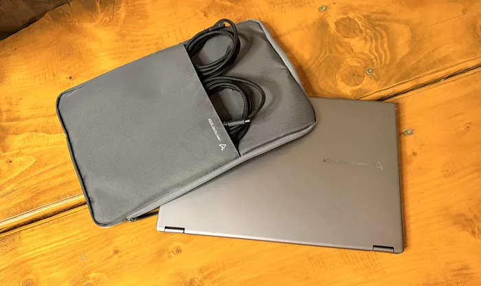 ASUS ZenScreen DUO OLED vine cu o husă discretă și andurantă