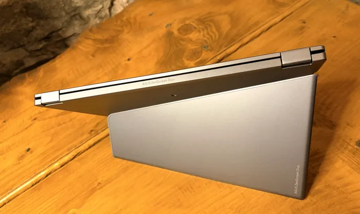 ASUS ZenScreen DUO OLED, un gadget dintr-o ligă proprie