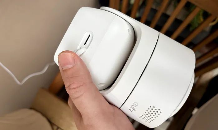 S-ar putea să fie nevoie să rabatezi un pic camera pentru a accesa slotul de card microSD