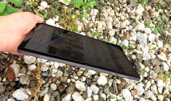 Carcasa metalică de la HONOR Pad X8b îți dă încredere