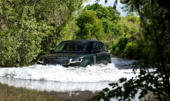 Range Rover Electric se descurcă în apă de până la 90cm