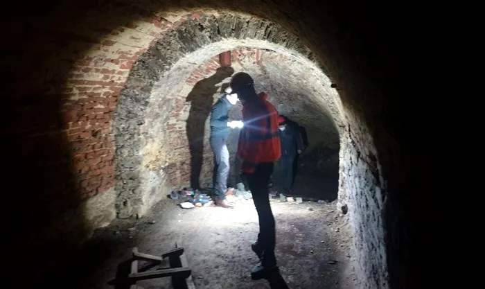 Cercetările realizate cu tehnologii moderne au dezvăluit structuri pe mai multe niveluri, folosite posibil ca refugii în Evul Mediu.