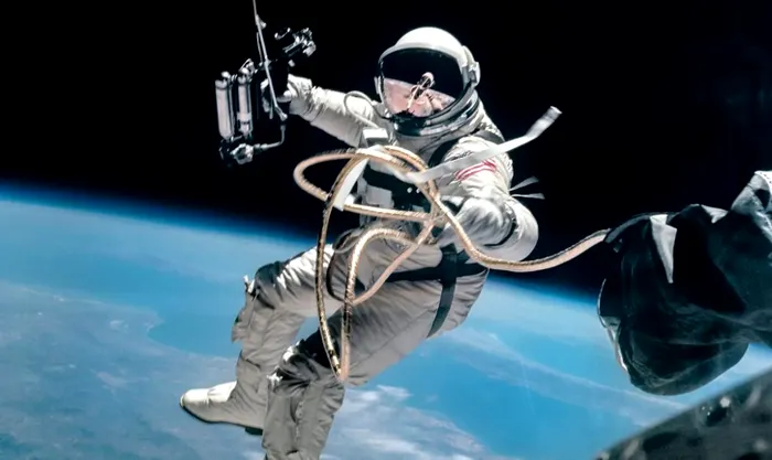 În expoziție se regăsește o fotografie restaurată de la prima ieșire în spațiu a unui astronaut american.