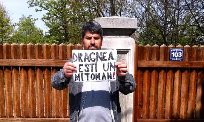 Daniel Tuinete, în fața conacului lui Liviu Dragnea. FOTO: realitateadeteleorman