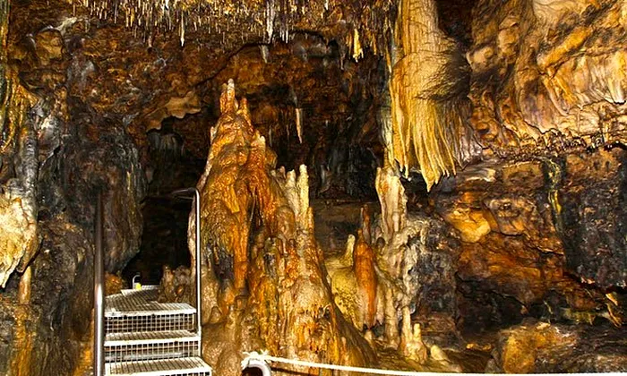 City-break perfect pentru această toamnă: o peșteră veche de 12 milioane de ani, la mai puțin de o oră de un oraș magnific