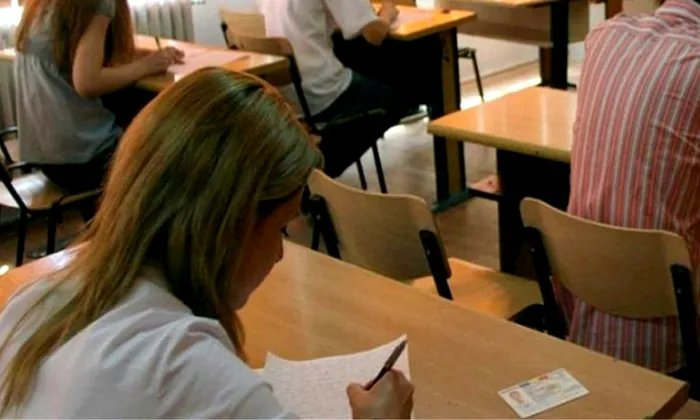 Persoană care scrie pe o foaie