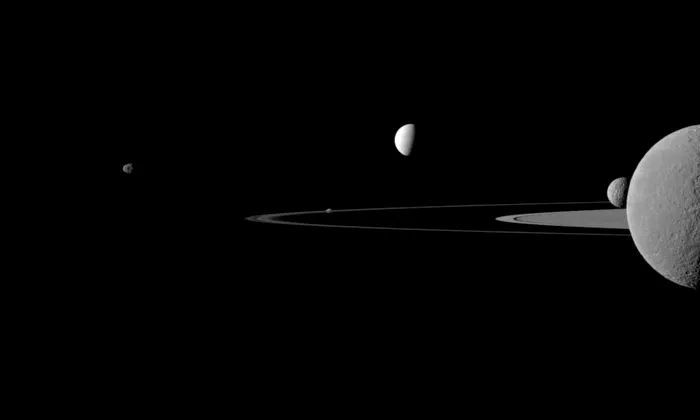 Unele dintre lunile descoperite anterior ale lui Saturn, surprinse într-o imagine realizată în cadrul misiunii Cassini-Huygens a NASA