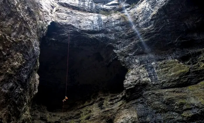 misterul adânci gropi