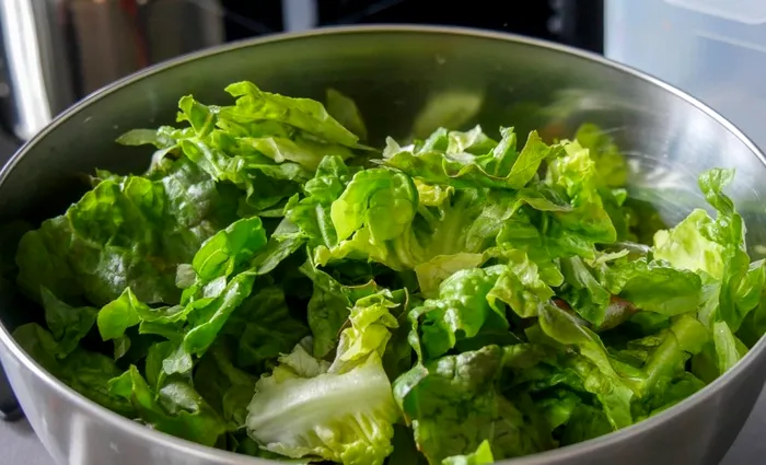 Ce conţine salata verde din Lidl, Carrefour şi alte magazine. Specialiştii avertizează, ce pericol ascunde