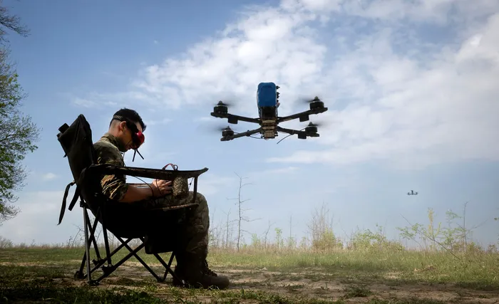 Un operator ucrainean lansează o dronă în zona Harkovului