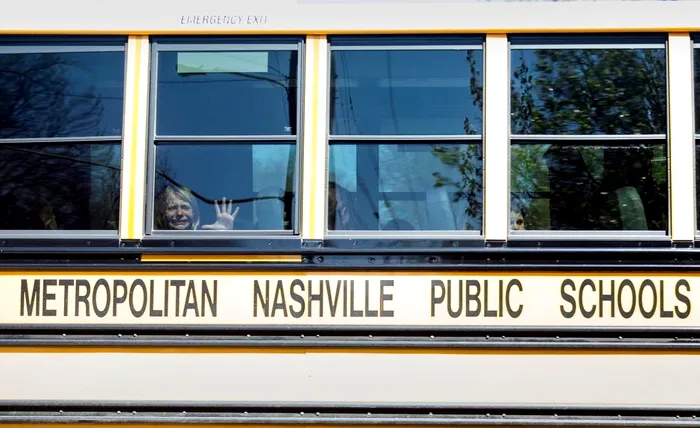 Un copil plânge în timp ce se află în autobuz, părăsind Școala Covenant după un atac armat la școală în Nashville, Tennessee, pe 27 martie. [Fotograf: Nicole Hester—The Tennessean/AP]