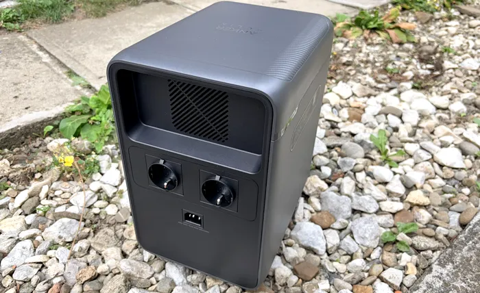 Anker SOLIX S2000 are două prize pe spate și două pe față