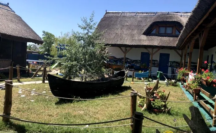 Festivalul Internațional de Film ANONIMUL și plimbările cu barca sunt principalele atracții care aduc turiști în oraș.