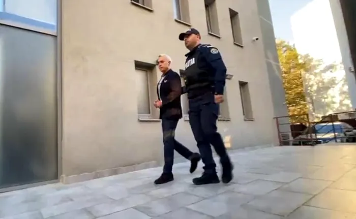 Călin Georgescu, adus cu duba la DIICOT pentru percheziții informatice (Foto: Captură Antena 3 CNN)