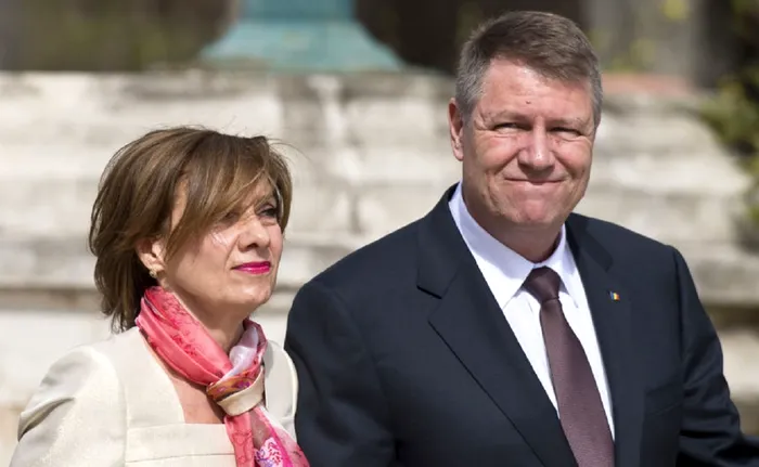 VIDEO Un fotograf s-a împiedicat în fața lui Carmen Iohannis. Cum a reacționat Prima Doamnă