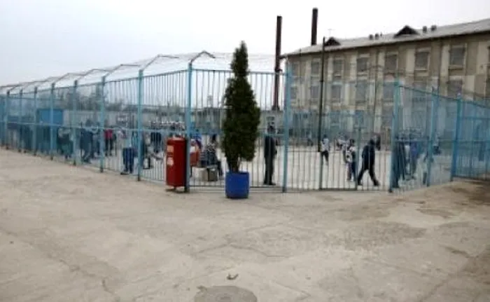 Detinuti care se plimba prin curtea penitenciarului Iasi