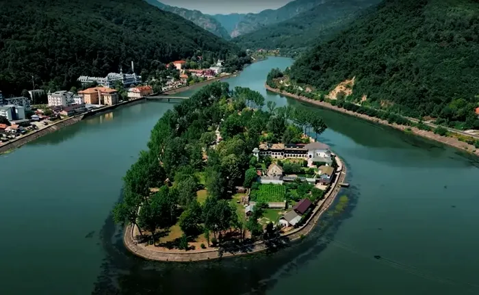 Singura insulă locuită din România. Este un loc rupt din poveşti, sigur nu ştiai de el