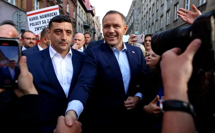 Karol Nawrocki, noul președinte ales al Poloniei, apare într-o fotografie alături de George Simion, din timpul campaniei electorale.