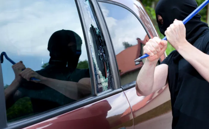 Ce trebuie să faci dacă rămâi fără acte în vacanță. Românii, revoltați de cum li se fură mașinile în insulele din Grecia