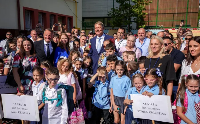 Ce făcea Klaus Iohannis în Bucureşti în timp ce soţia sa începea noul an şcolar, în Sibiu. Imagini neaşteptate cu preşedintele României