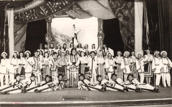 Constantin Tănase, în mijlocul trupei sale de artiști, pe scena Teatrului Cărăbuș. Foto Teatrul de Revistă Constantin Tănase