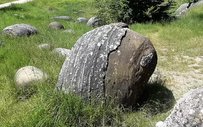 Misterul ”pietrelor vii” care cresc și se ”înmulțesc”. Ce sunt trovanții de la Costești, de fapt