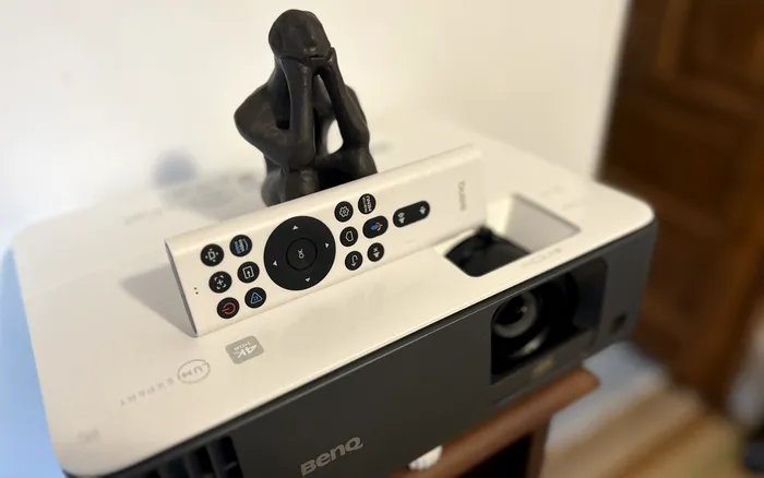 Benq TK700STi 4K HDR - telecomandă