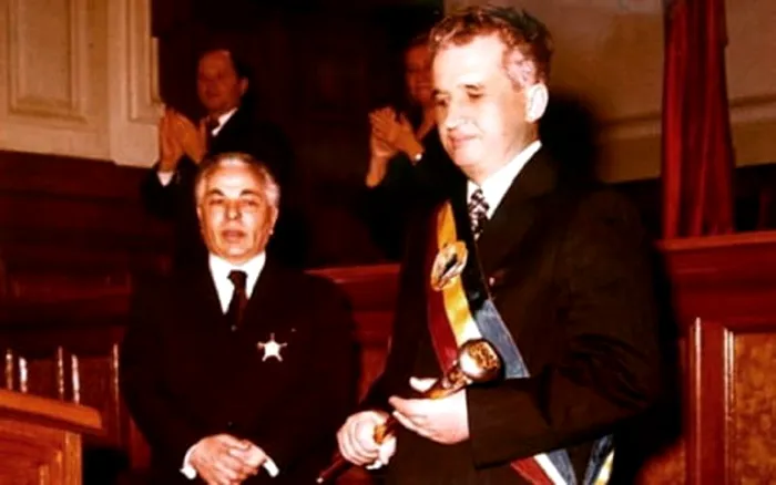În imagine, Nicolae Ceaușescu este numit oficial președinte al României, pe 28 martie 1974. Gala festivă a fost una fastuoasă, dictatorului fiindu-i înmânate două sceptre din aur, care reprezentau președinția și puterea militară.