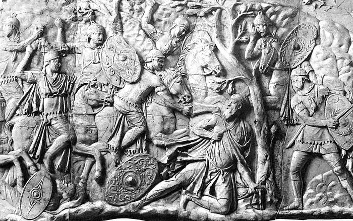Scena de pe Columna lui Traian in care Decebal se sinucide cu sica, pumnalul traditional al dacilor. Foto Wikipedia