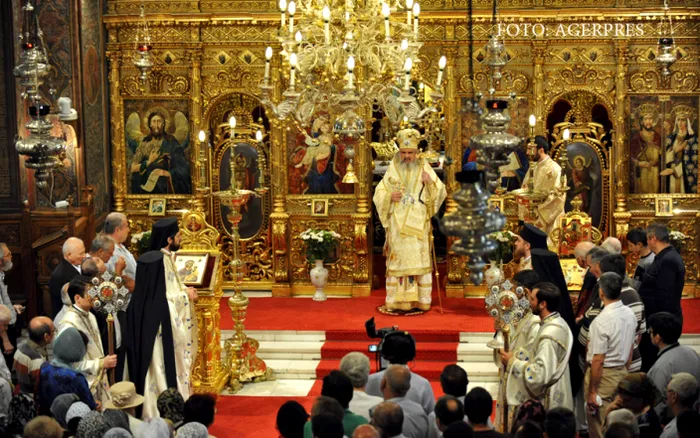 Enoriași aflați la slujbă în Biserică.