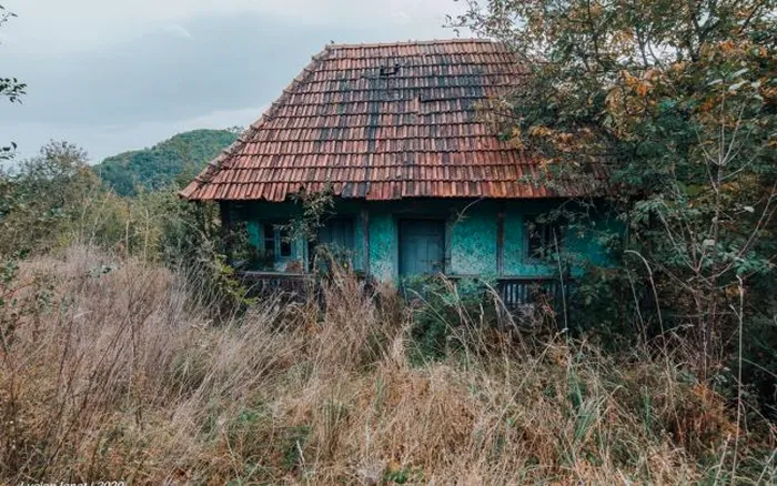 Satul-fantomă din România. Natura a înghițit cele mai multe case ale românilor din zonă