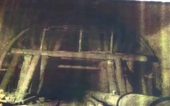 În tunelul de sub Munții Bucegi ar fi îngropată o locomotivă nemțească