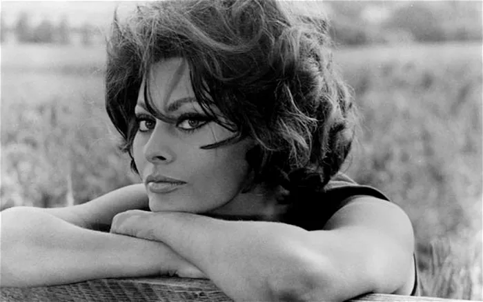 Sophia Loren, exemplu de eleganță și frumusețe la 90 de ani. Imagini rare cu celebra actriță, e superbă și acum FOTO