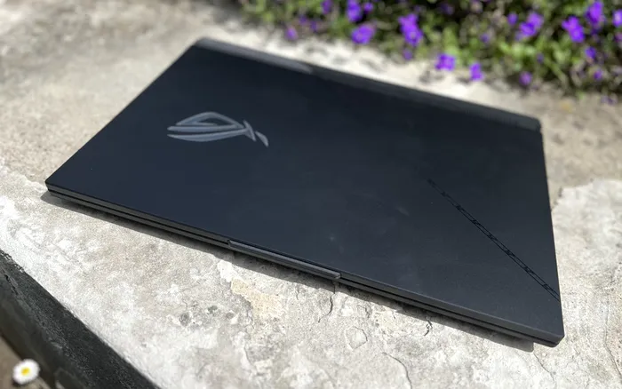 ASUS ROG Strix SCAR 17 - închis