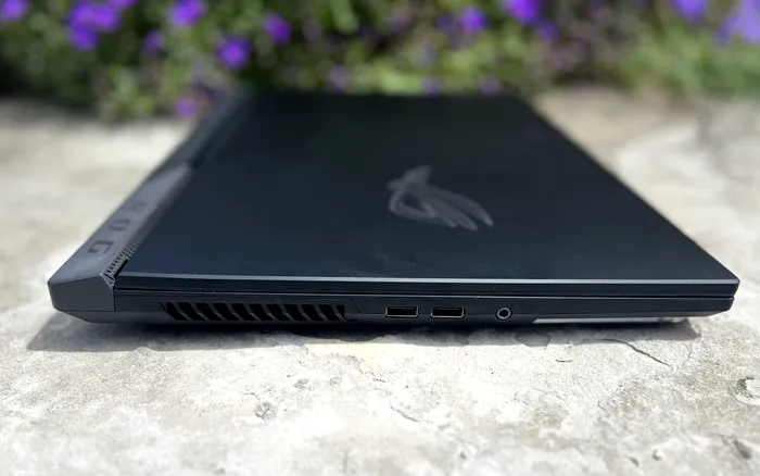 ASUS ROG Strix SCAR 17 - conectică laterală