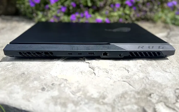 ASUS ROG Strix SCAR 17 - conectică