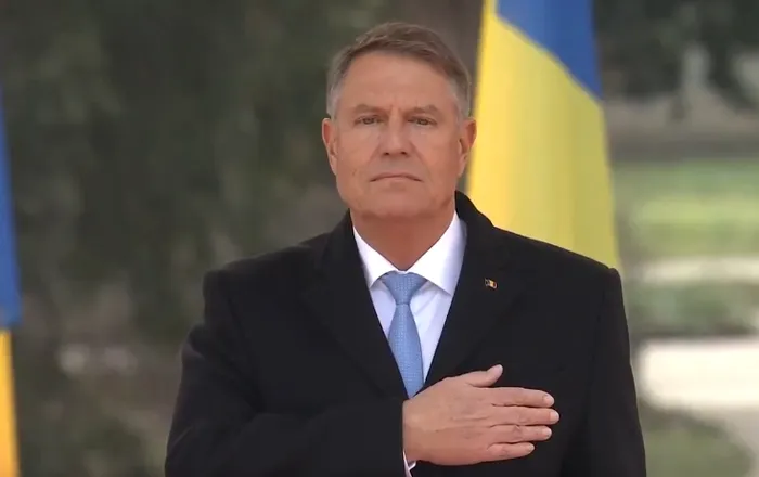 Klaus Iohannis, vizibil emotionat in timpul intonarii imnului national