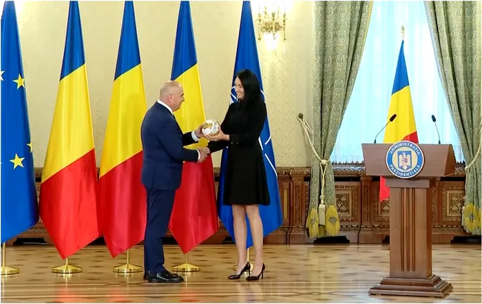 Ilie Bolojan a primit cadou o minge de handbal de la Cristina Neagu