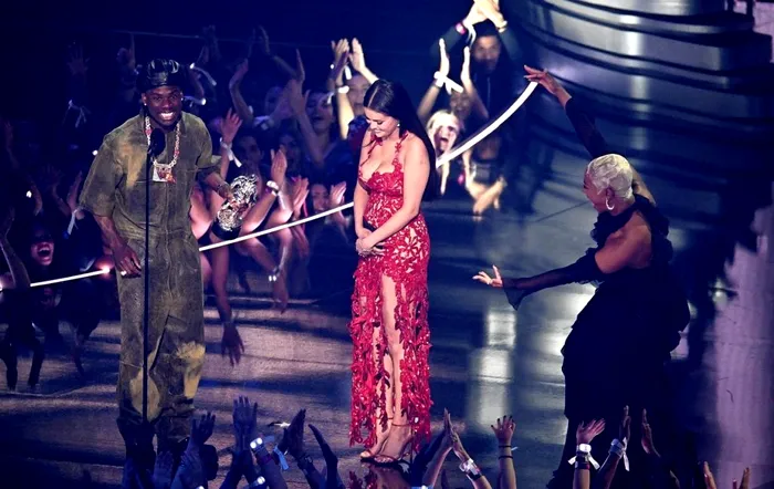 Selena Gomez, ravisantă la premiile VMA 2023. Rochia decoltată și crăpată i-a pus în evidență formele voluptoase