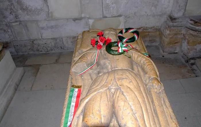Mormântul lui Iancu de Hunedoara în nava de sud a Catedralei Romano-Catolice din Alba Iulia