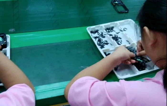 Samsung angajati copii