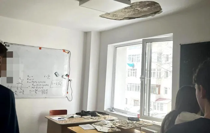 O bucata din tavan s-a prabusit intr-o sala de clasa, chiar in timpul orelor