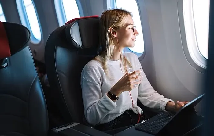 De ce trebuie să te dai cu cremă cu protecţie solară când te urci în avion. Detaliul pe care nu ţi l-a spus nimeni până acum