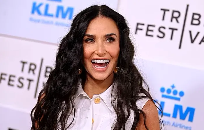 Demi Moore arată spectaculos la 61 de ani. Suma colosală pe care a plătit-o ca să se mențină tânără. Câte operații estetice are vedeta