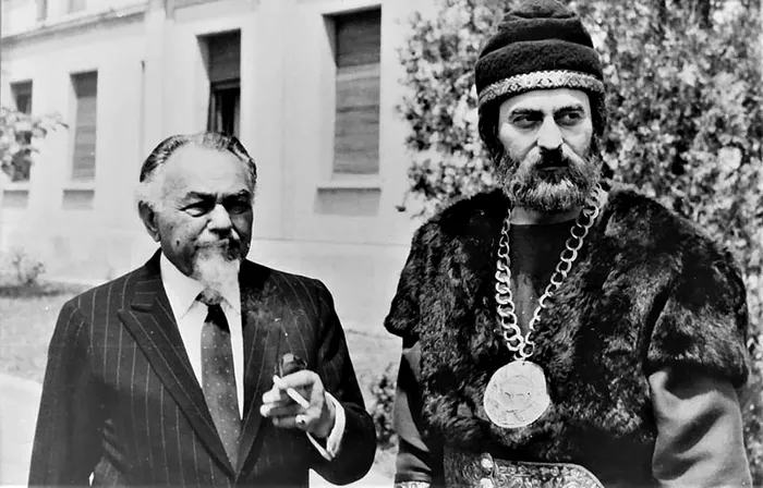 Edward G. Robinson (”Little Caesar”, “Soylent Green”) in vizita la Studiourile Buftea, alaturi de Amza Pellea in timpul filmarilor peliculei “Dacii”. Anul 1966, imagine din Arhiva Buftea