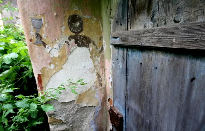 Pictura care a ramas intreaga si care infatiseaza moartea cu un pahar in mana