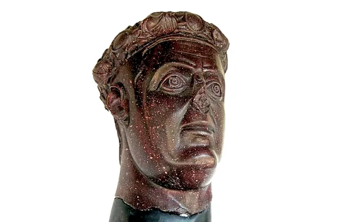 Probabil bustul lui Galerius din porfir, descoperit în 1993 la Gamzigrad