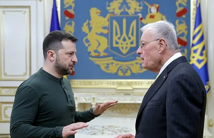 Președintele Ucrainei, Volodimir Zelenski (stânga), îl întâmpină pe trimisul special al SUA pentru Ucraina, Keith Kellogg, la biroul său din Kiev, pe 20 februarie 2025.