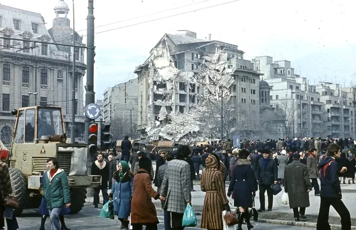 Piaţa Universităţii din București, după cutremurul din 1977. Sursa foto Muzeul de Fotografie