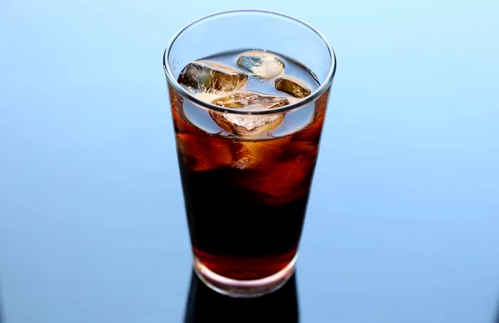 Cold Brew se servește cu gheață și opțional cu lapte